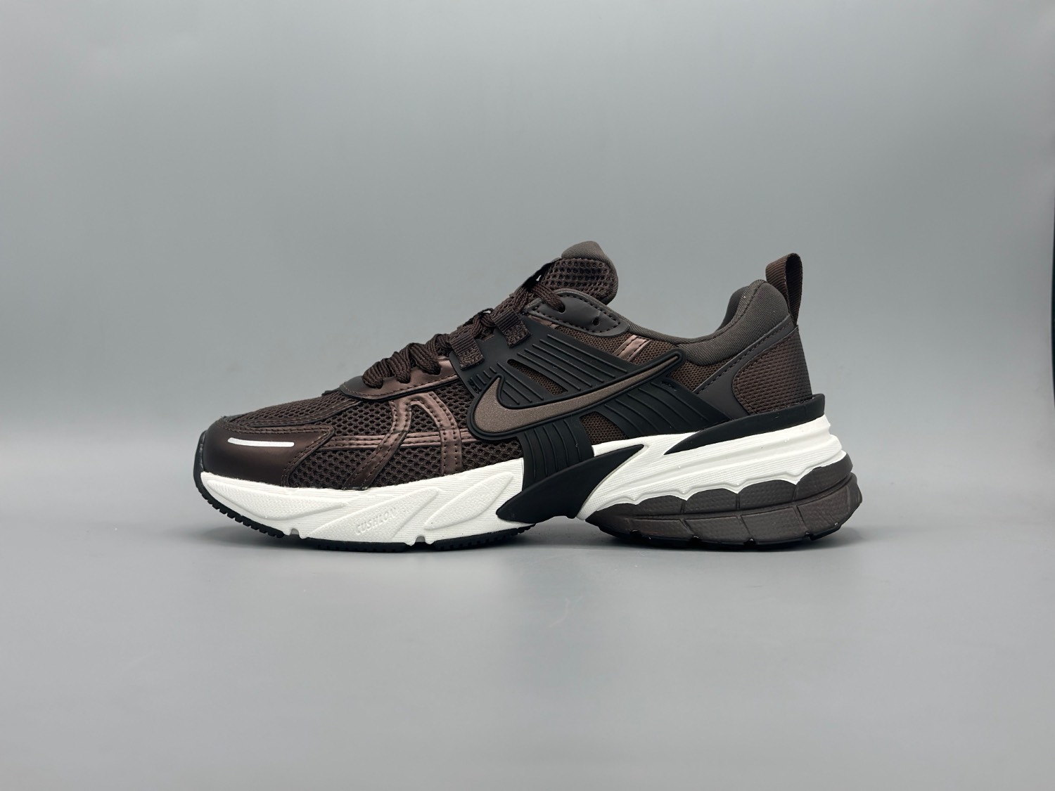 کتانی نایکی وی 2 کی ران قهوه ای سفید/Nike v2k